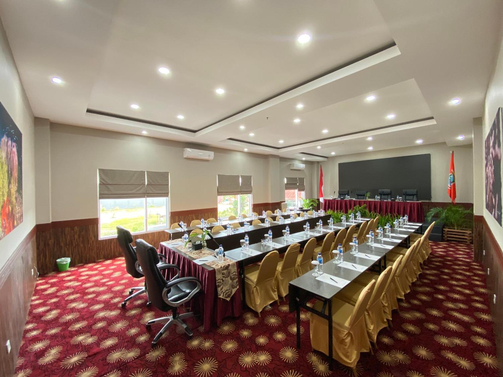 Vega Prime Hotel & Convention Sorong Eksteriør billede